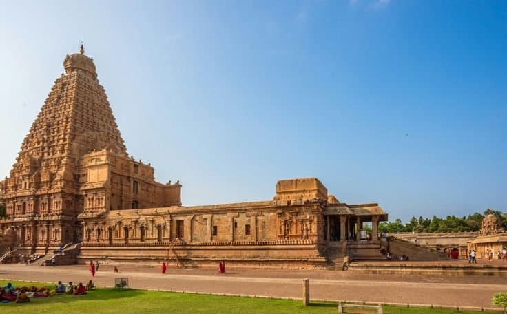 The Brihadeeswarar temple at Thanjavur across its walled courtyard